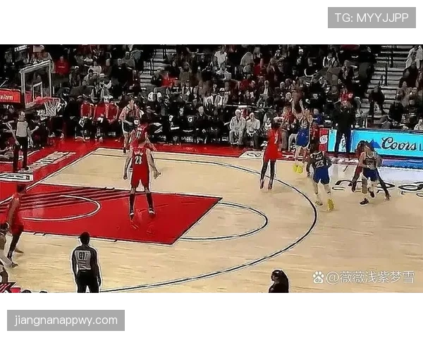 库里利用挡拆拉开空间提升三分效率，明显优于过去赛季表现