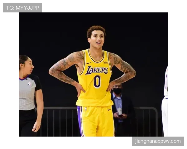 凯尔·沃克与阿诺德的边后卫角色分化：防守专注度与进攻组织能力的对比分析